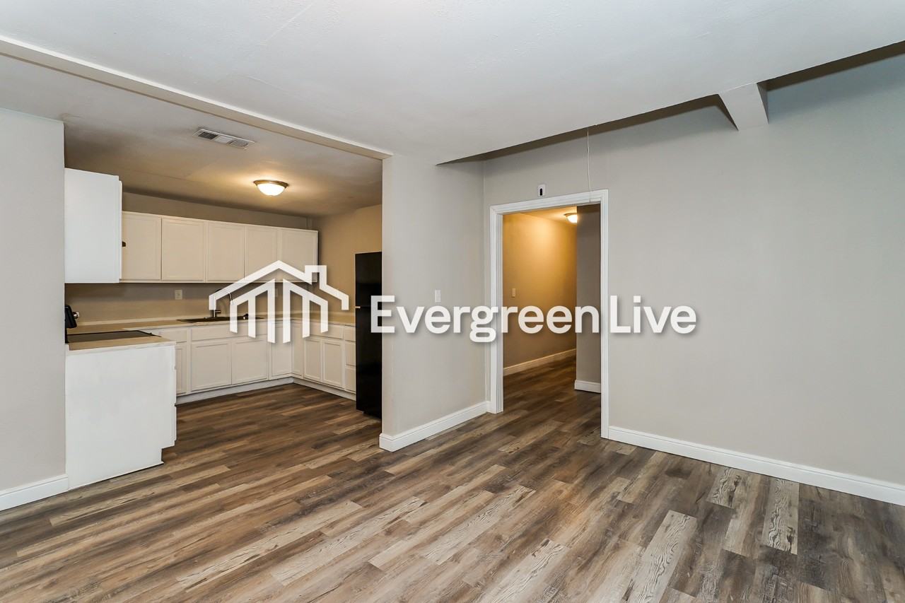 2805 Walker St - Photo 4 of 15