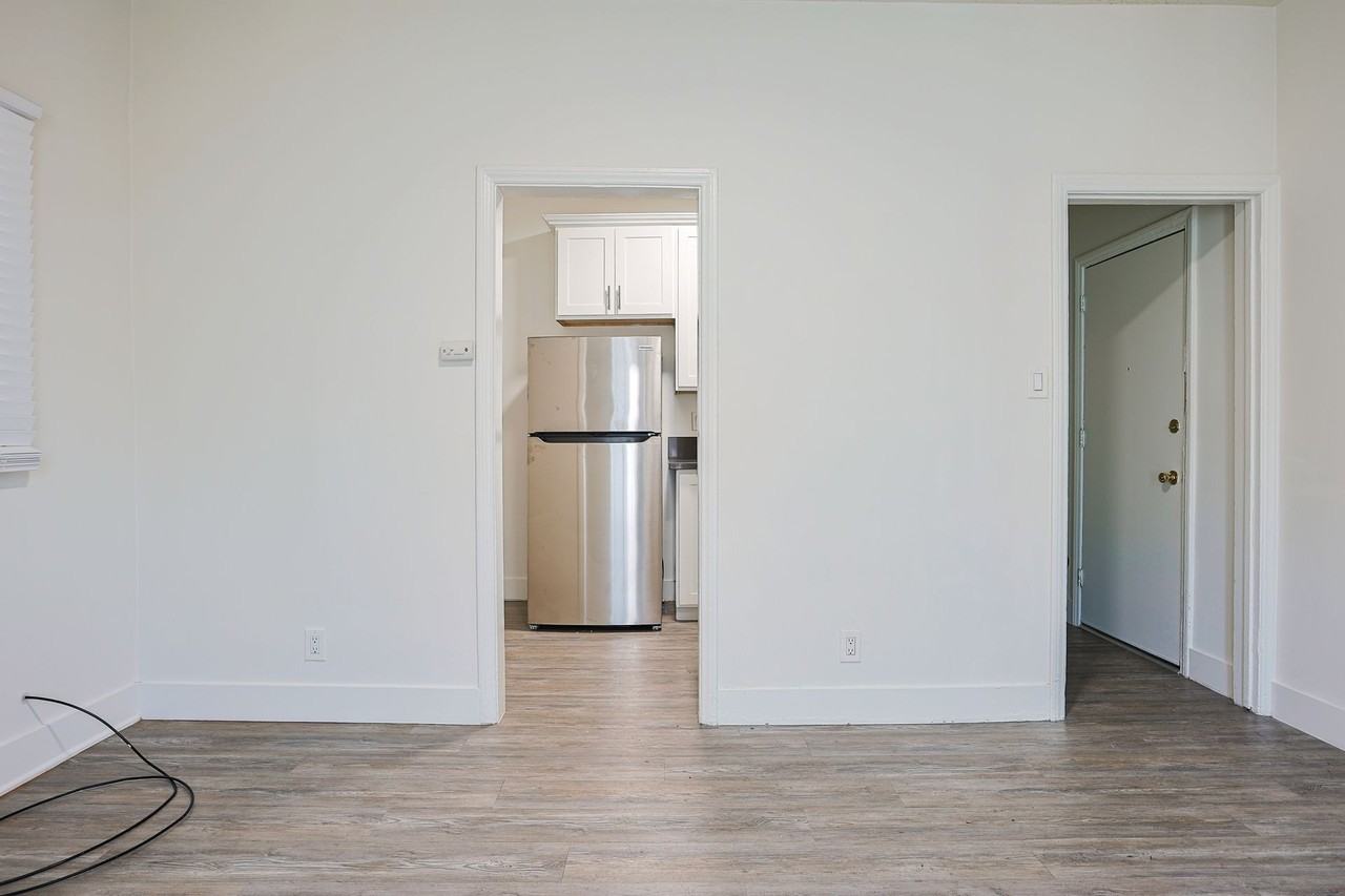 Stylish and Spacious Apartment - Photo 5 of 22