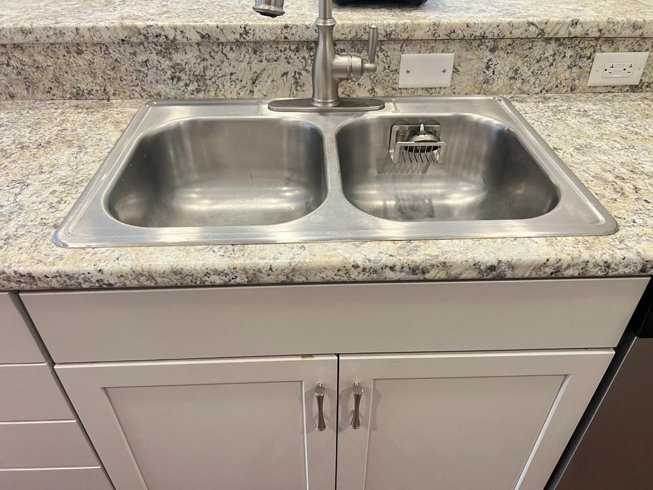 466 S Broad St - Photo 3 of 9