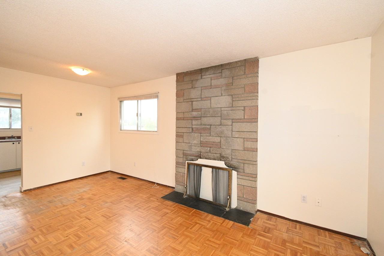 215 Mcintyre Cres #1 - Photo 4 of 17