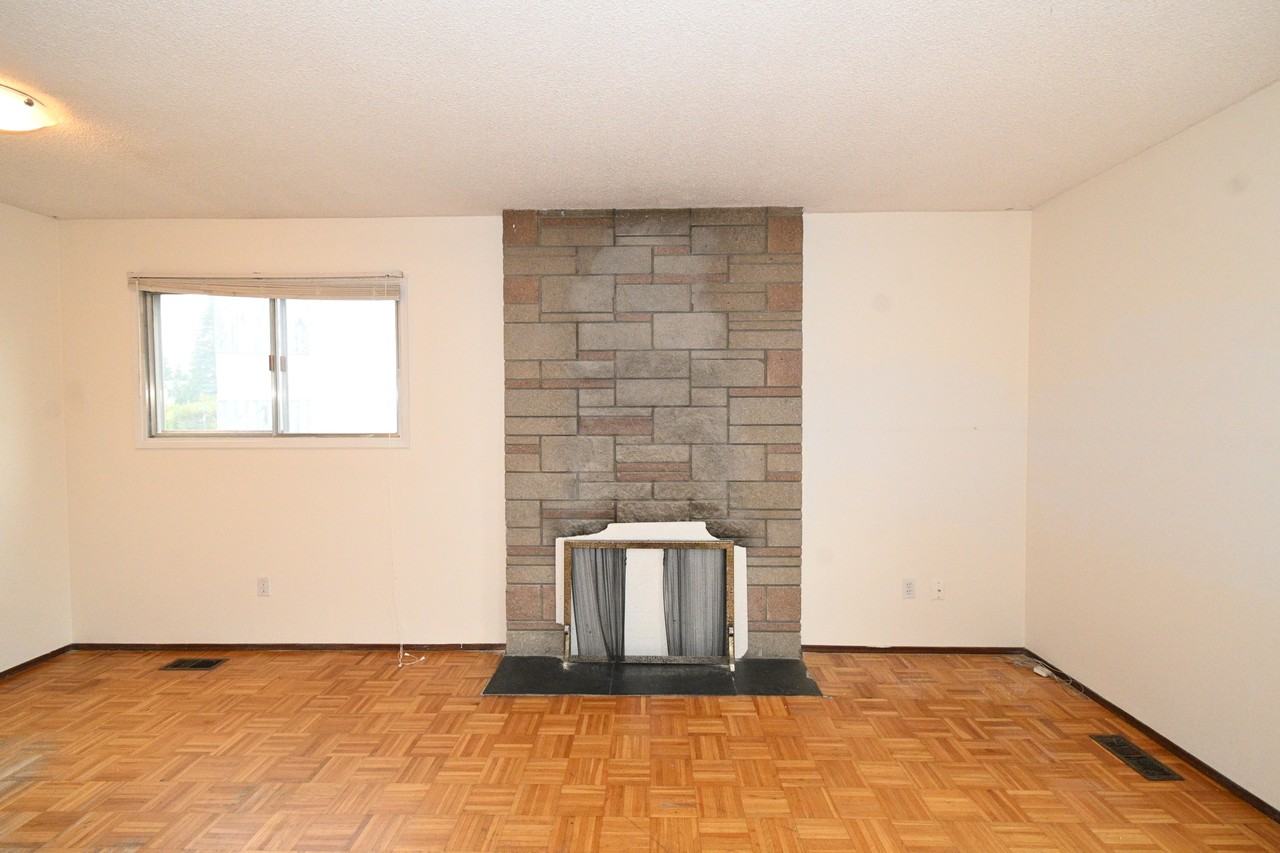 215 Mcintyre Cres #1 - Photo 5 of 17