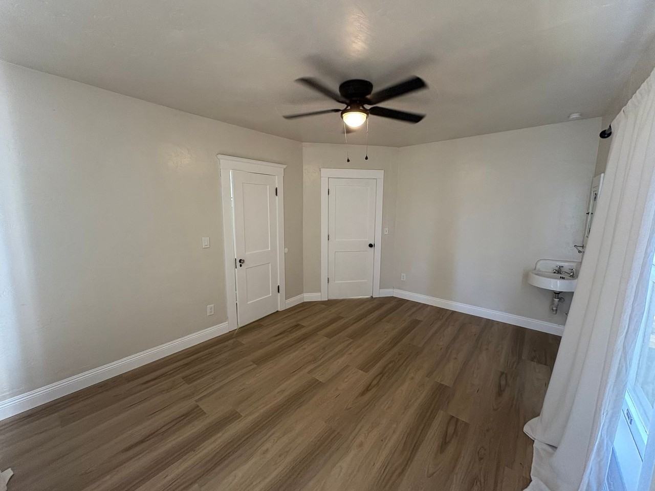 209 E 11th St - Photo 3 of 50