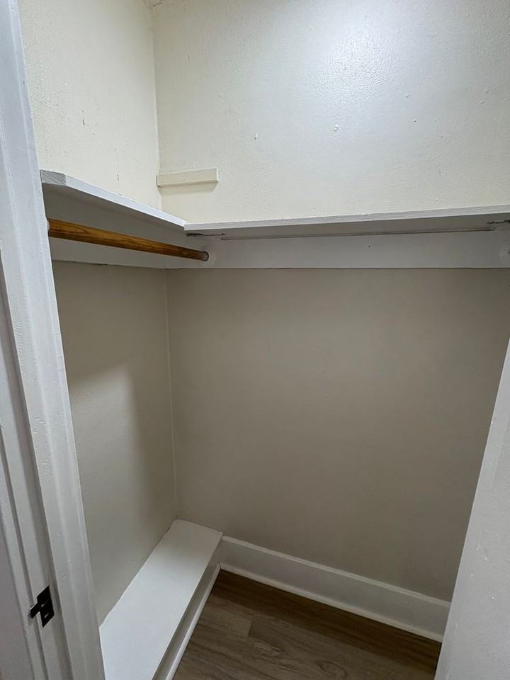 209 E 11th St - Photo 4 of 50