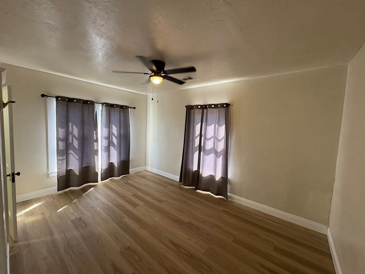 209 E 11th St - Photo 5 of 50