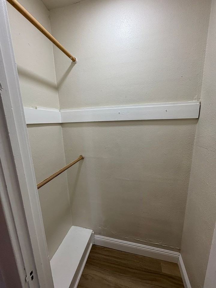 209 E 11th St - Photo 7 of 50