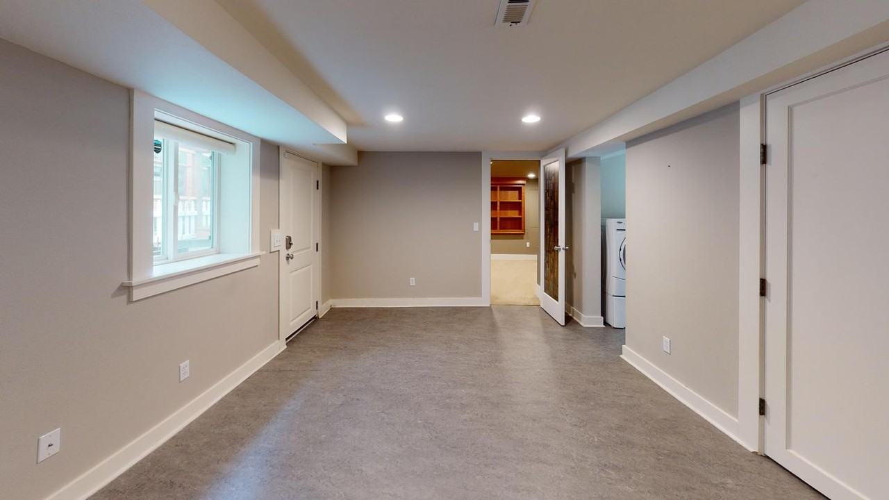 Spacious North Queen Anne home with fenced backyard - Photo 7 of 21