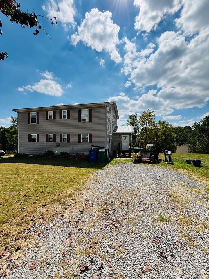 405 Wakeman Ct - Photo 2 of 2