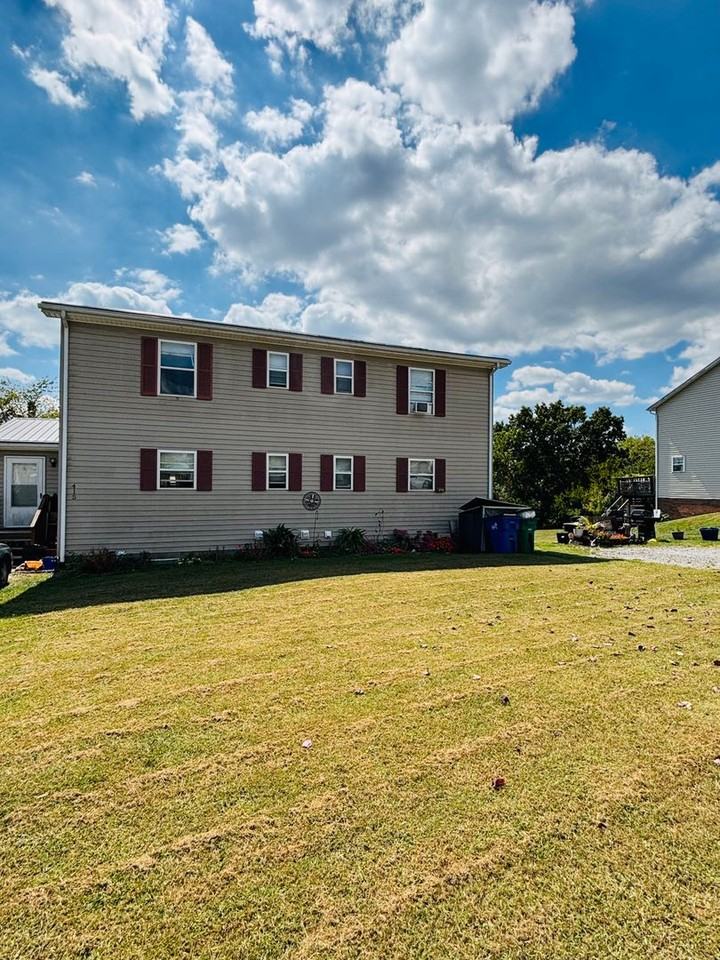 415 Wakeman Ct - Photo 2 of 2