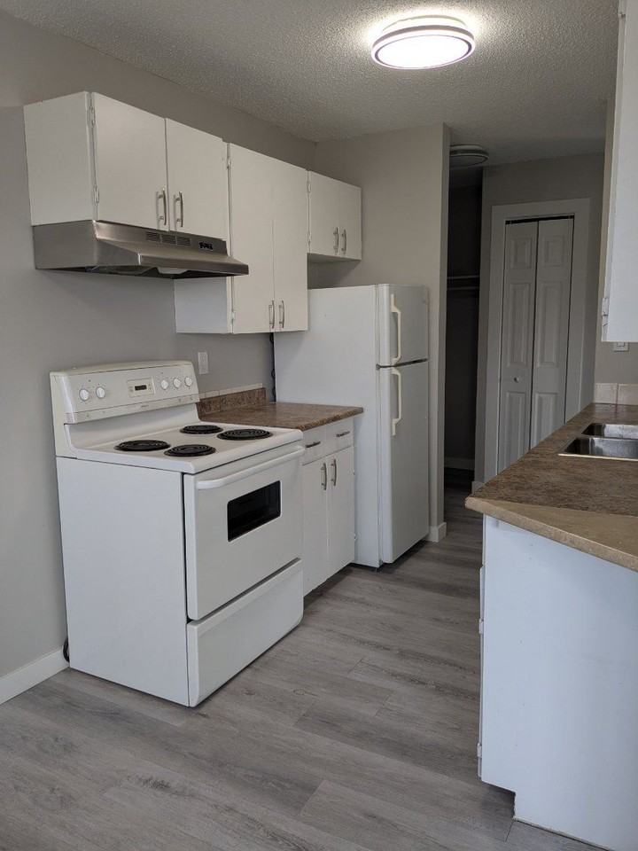 5203 - 5203 52 St #301 - Photo 2 of 8