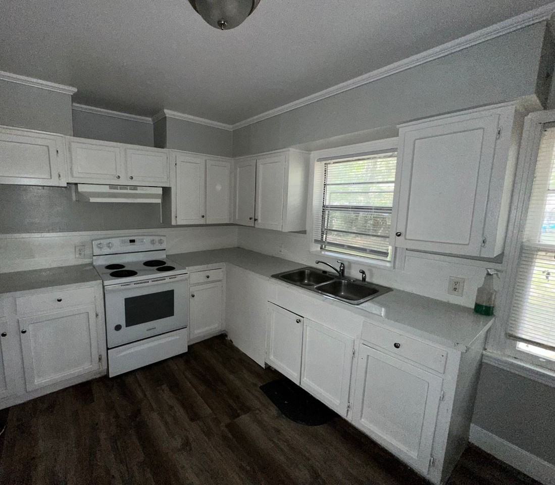 3211 Charleston Dr - Photo 2 of 13