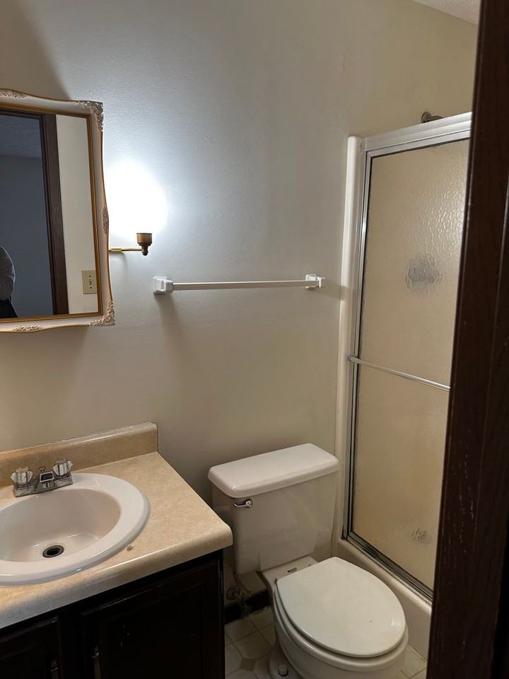 631 E Waterloo Ct - Photo 4 of 9