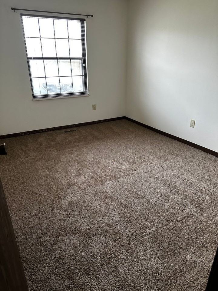 631 E Waterloo Ct - Photo 5 of 9