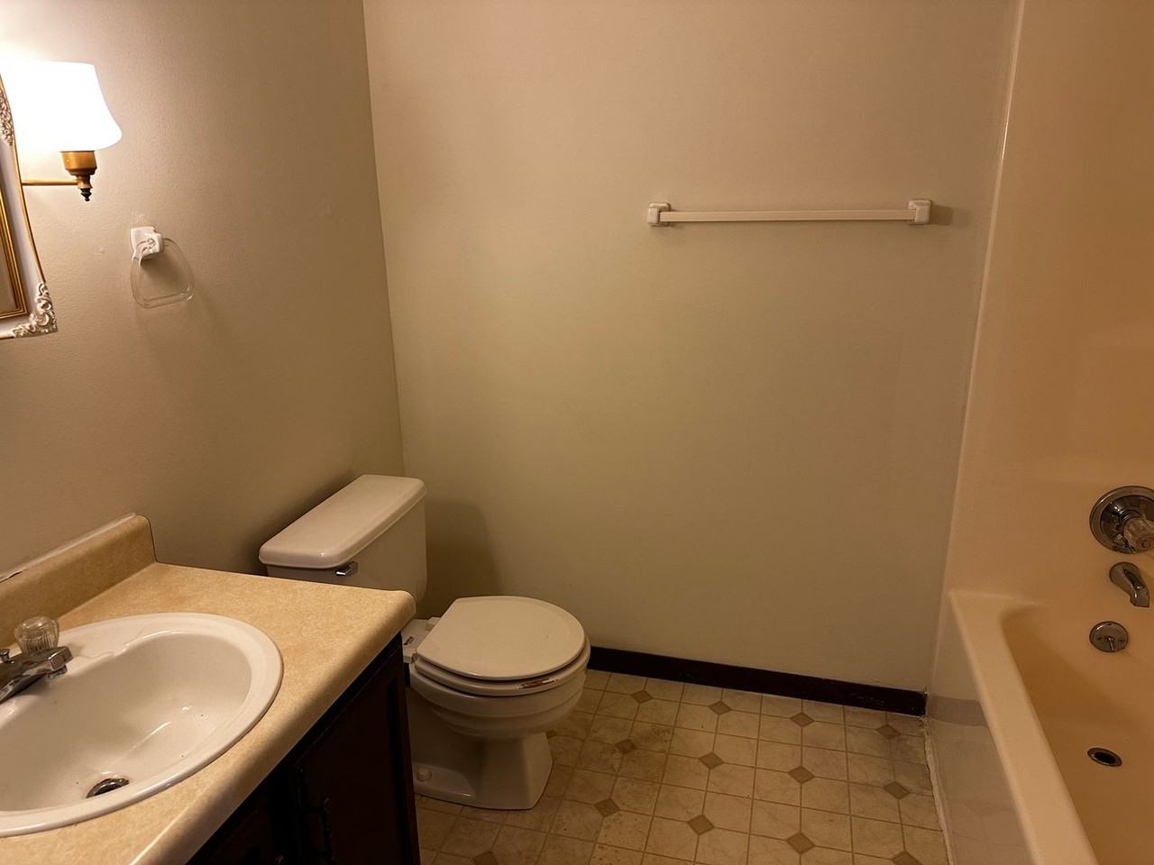 631 E Waterloo Ct - Photo 6 of 9