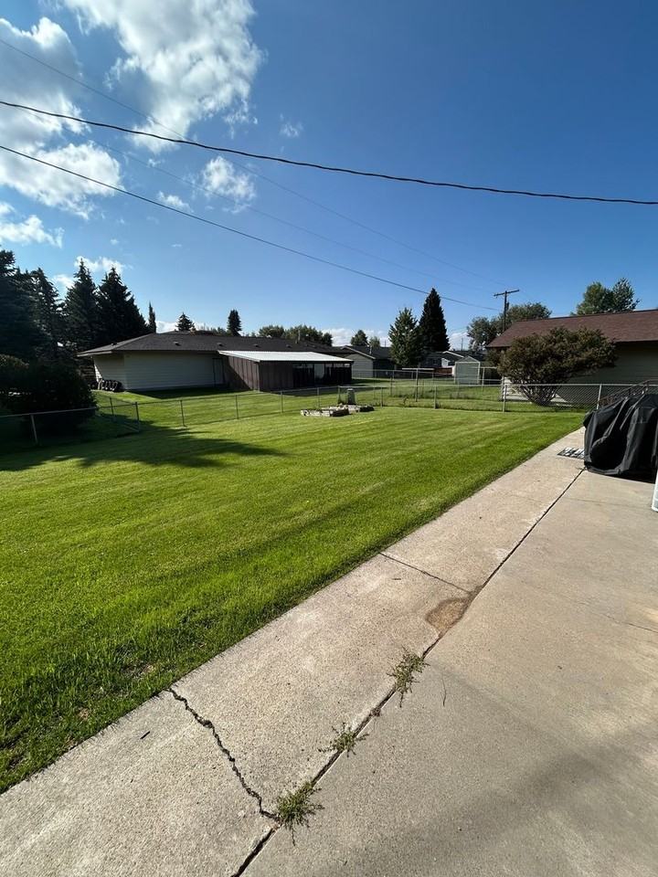 3470 S Hillcrest Dr - Photo 3 of 24