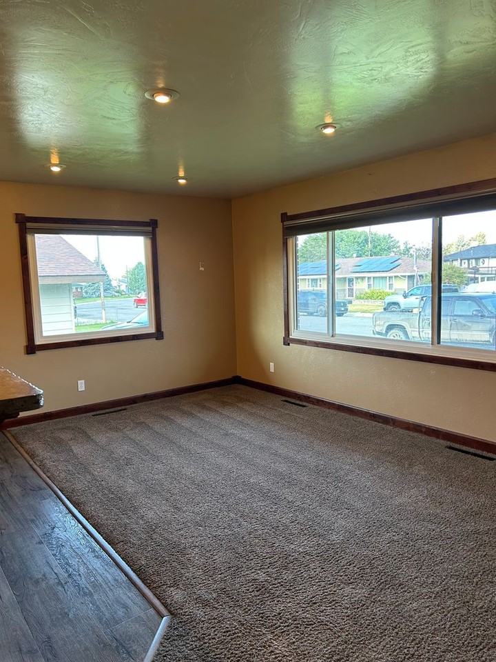 3470 S Hillcrest Dr - Photo 5 of 24