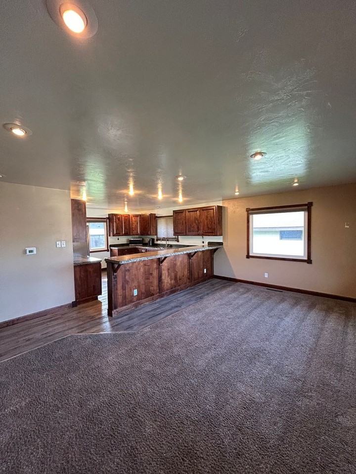 3470 S Hillcrest Dr - Photo 6 of 24