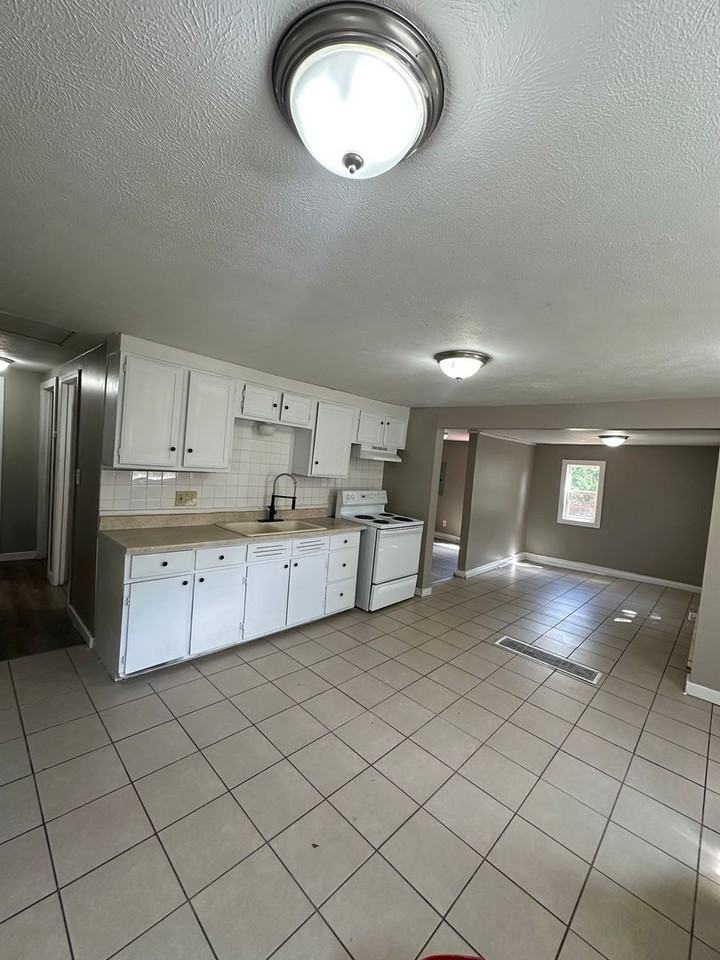 8023 Walrond Avenue - Photo 3 of 11