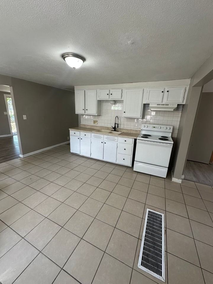 8023 Walrond Avenue - Photo 4 of 11