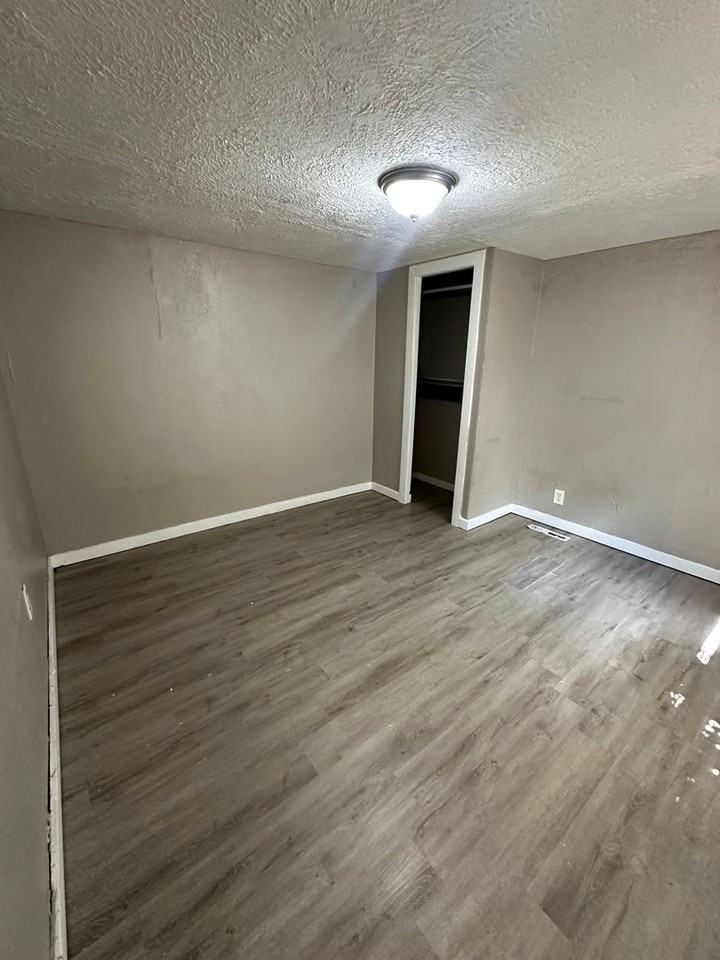 8023 Walrond Avenue - Photo 7 of 11