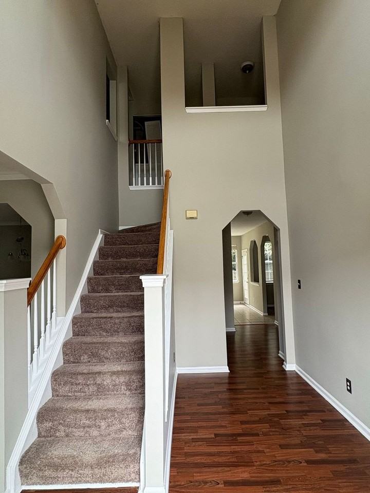 223 Woodburne Ln - Photo 2 of 26