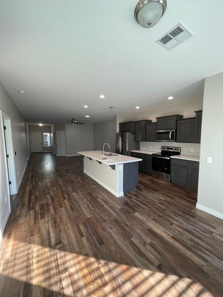 319 E Crane St - Photo 3 of 15