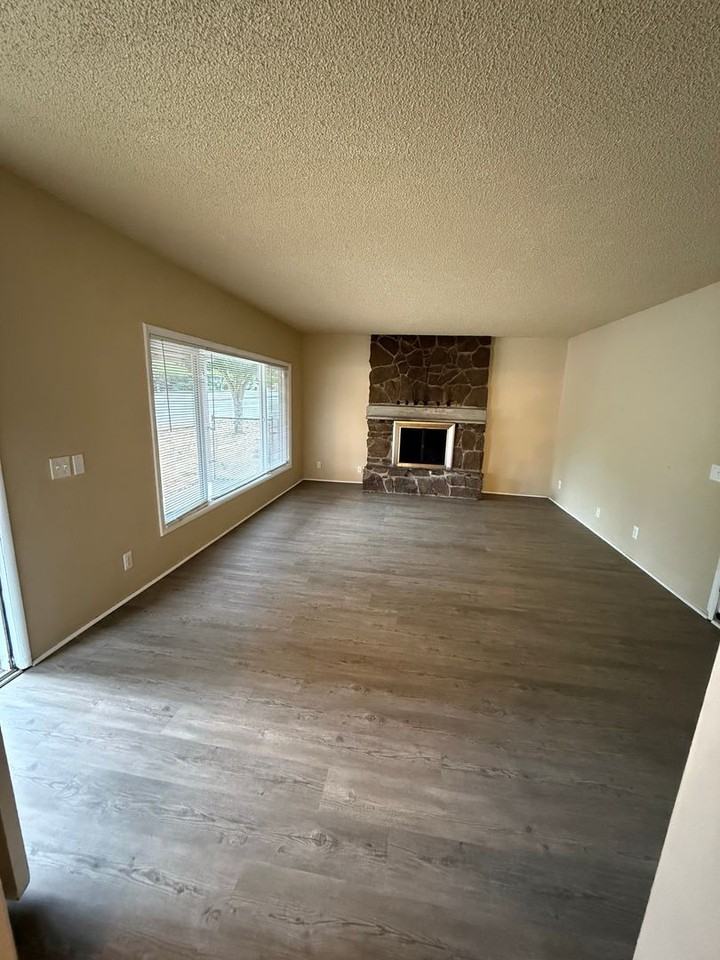 4600 Ne 137th Ave - Photo 2 of 16