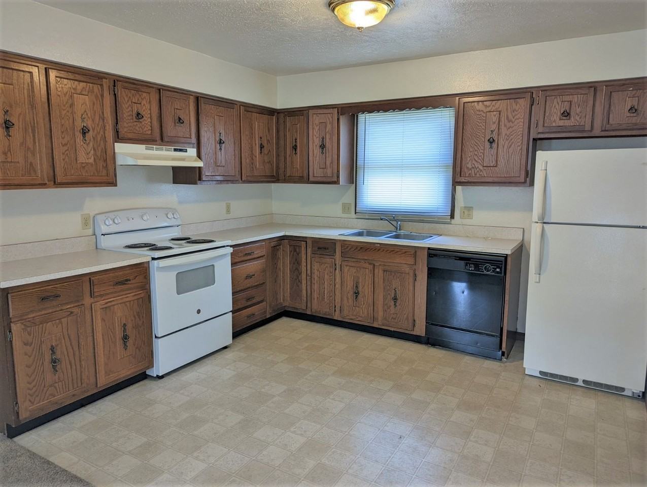 2 Bedroom 1 Bathroom Duplex with FULL basement and 1 - Photo 2 of 7