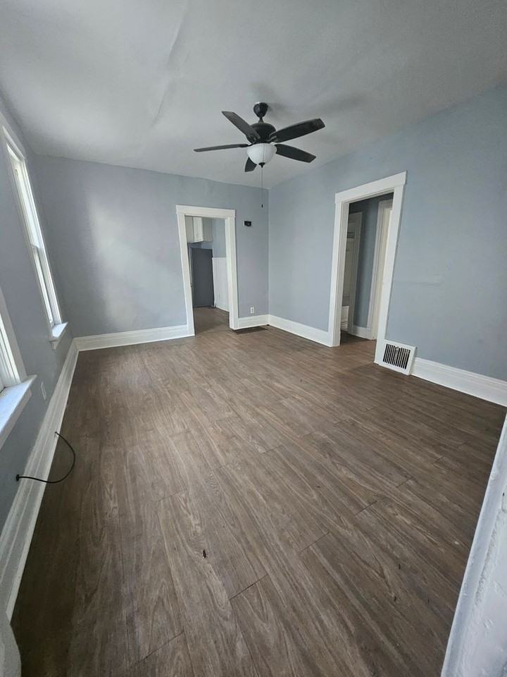 207 Poplar St - Photo 3 of 12