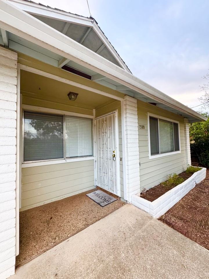2109 Washington Ave - Photo 2 of 19