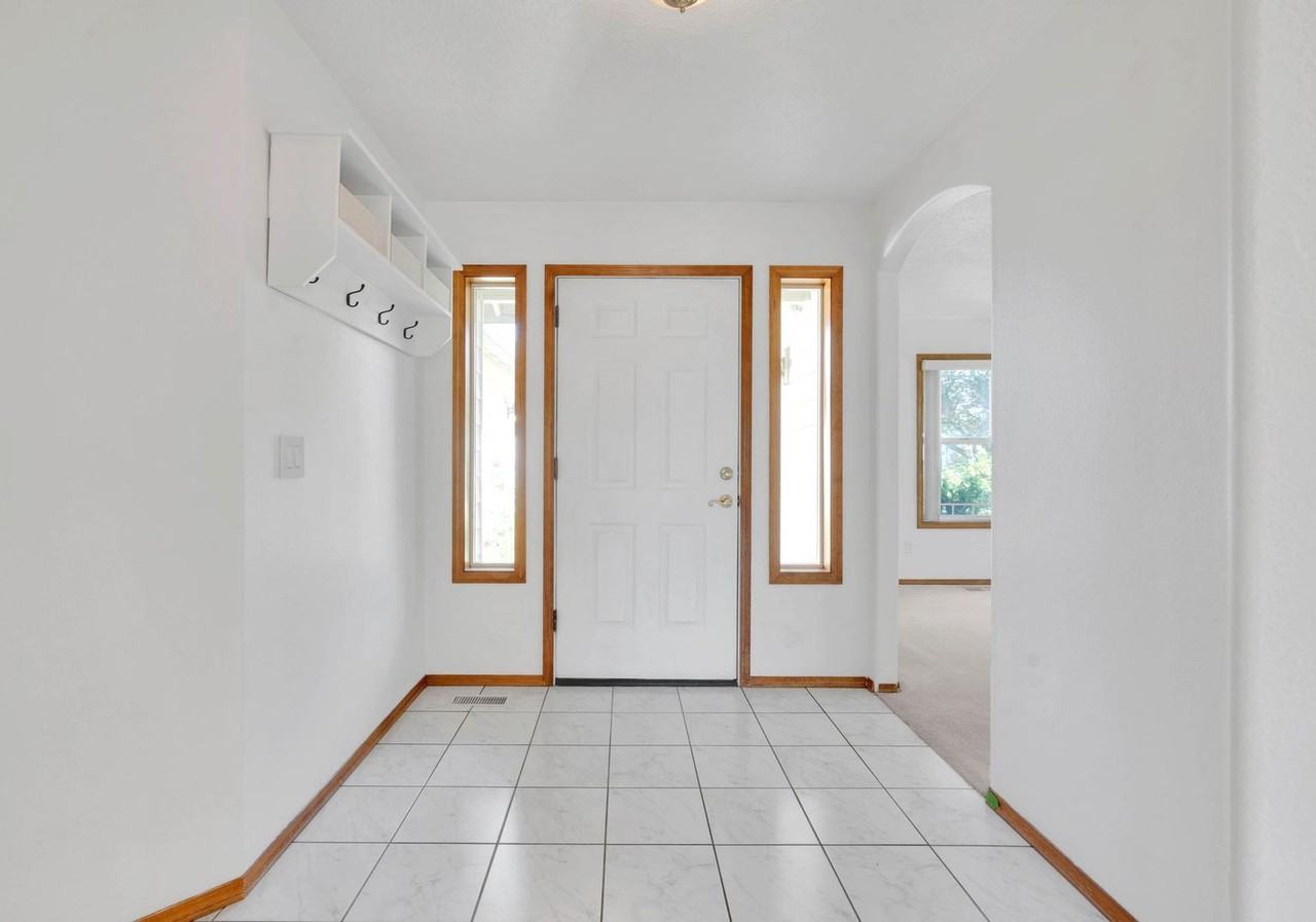 4065 Ne 219th Ct - Photo 3 of 37