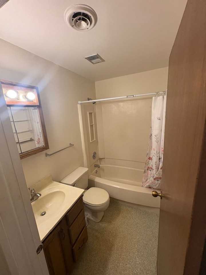 200 200 Matilda St - LEASE ONLY - Photo 3 of 11