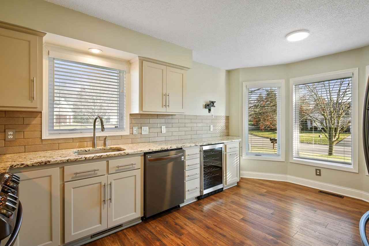 13884 Fountain Ct - Photo 3 of 37