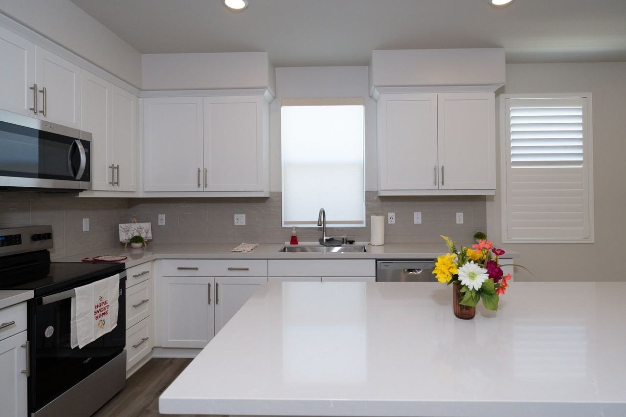 455 Meyer Pl - Photo 2 of 23