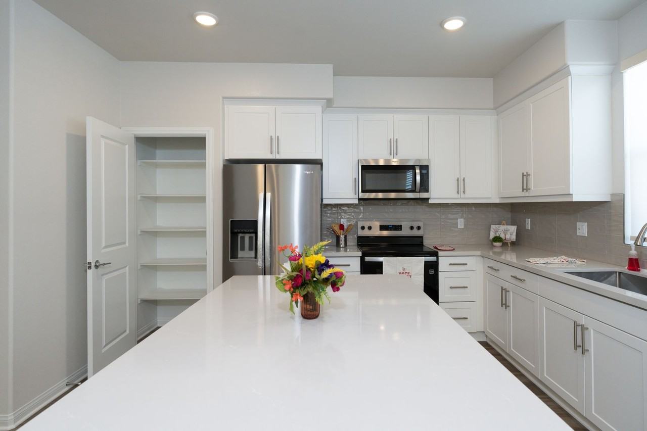 455 Meyer Pl - Photo 3 of 23