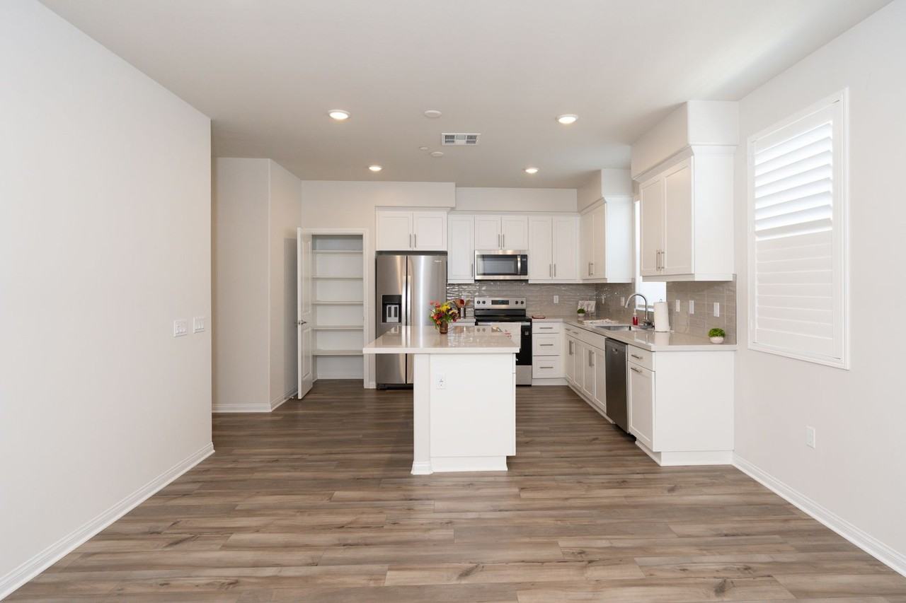 455 Meyer Pl - Photo 4 of 23