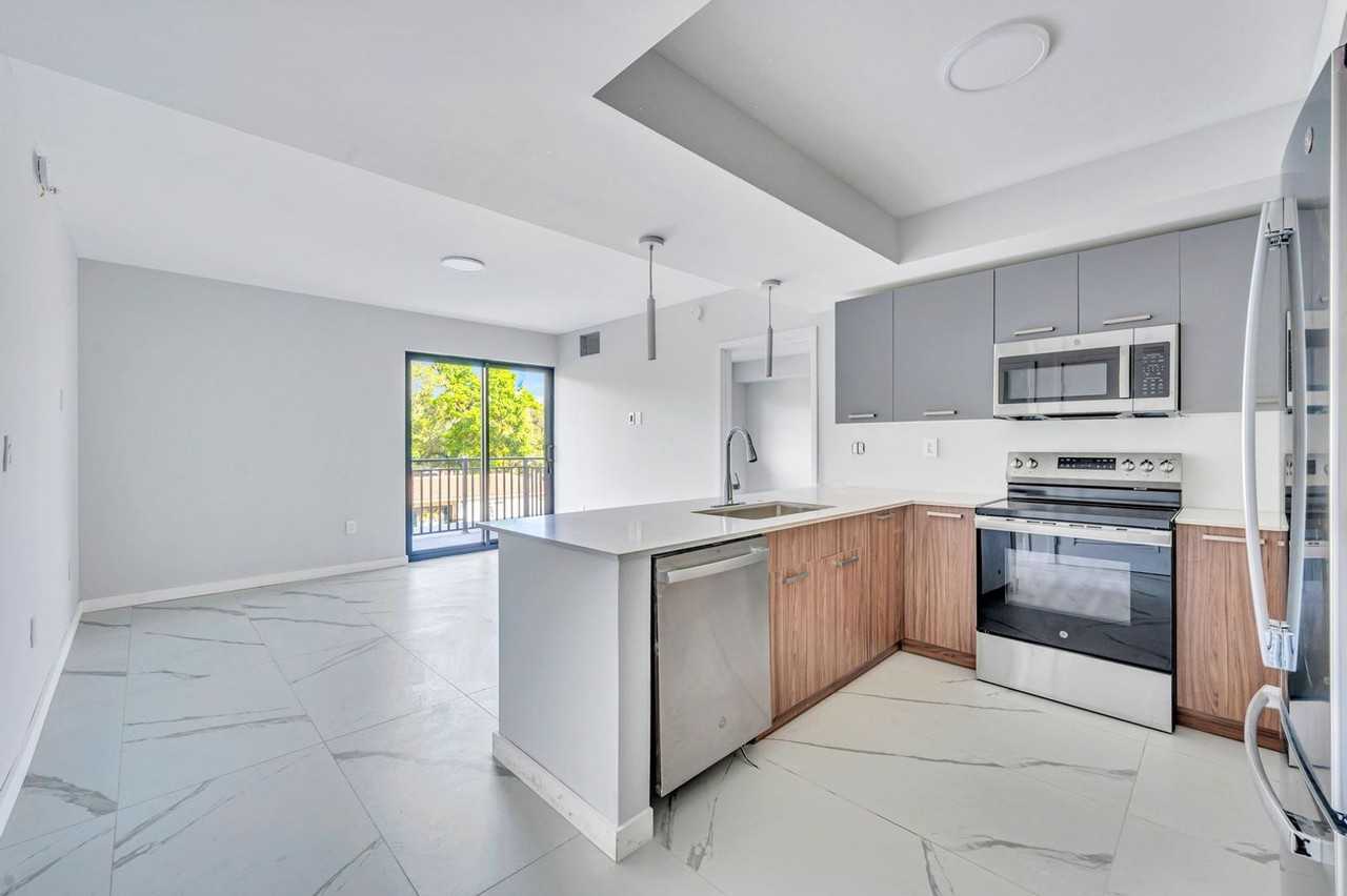 840 Ne 130th St - Photo 5 of 18