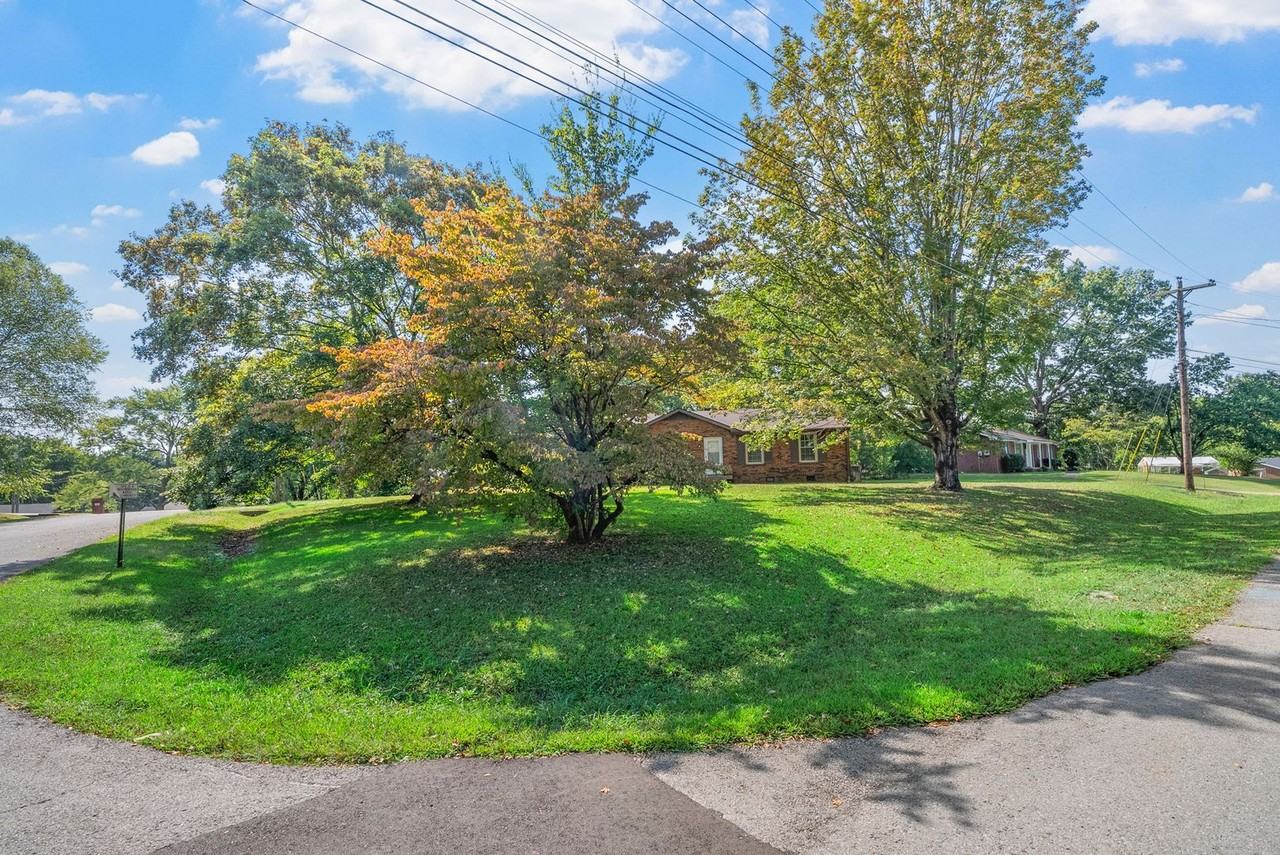 300 Hundred Oaks Dr - Photo 2 of 23
