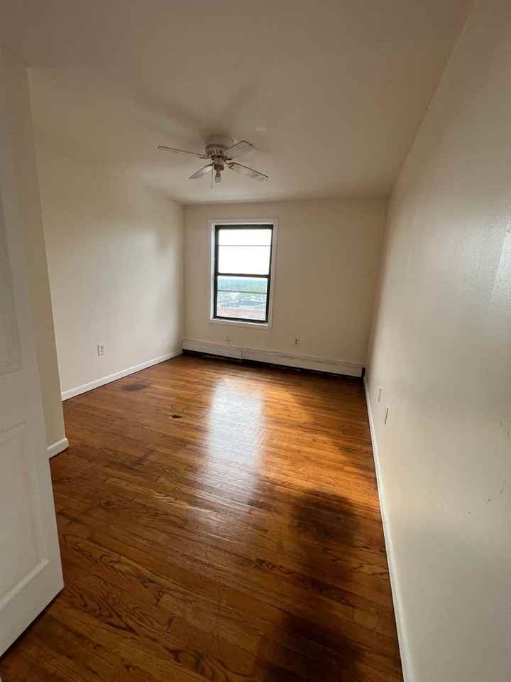 185 Palisade Ave - Photo 4 of 9