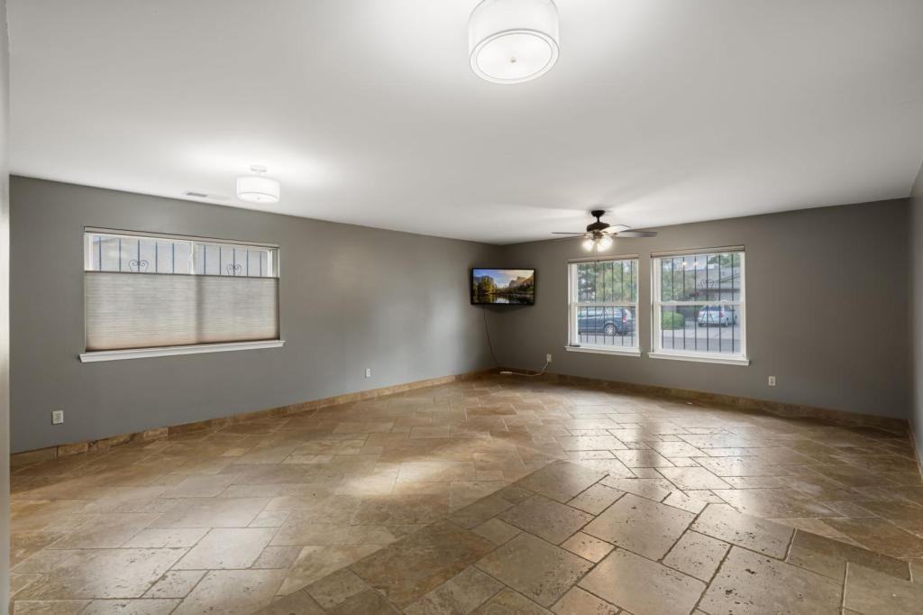 6612 Christy Ave Ne - Photo 6 of 38