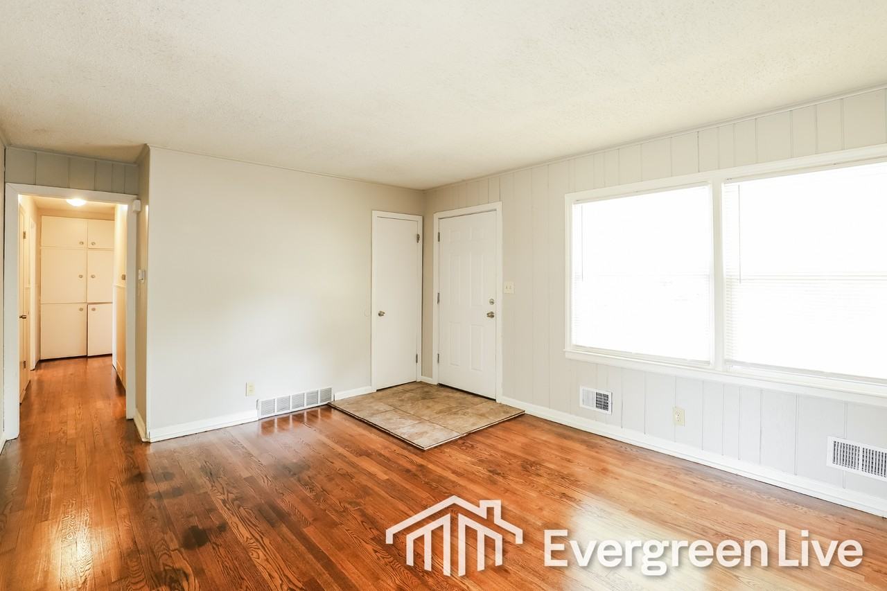 9512 Bennington Ave - Photo 3 of 15