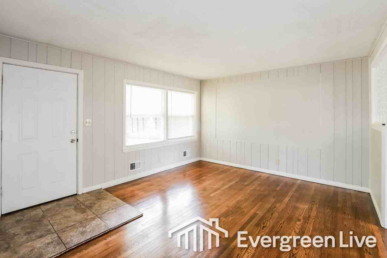 9512 Bennington Ave - Photo 4 of 15