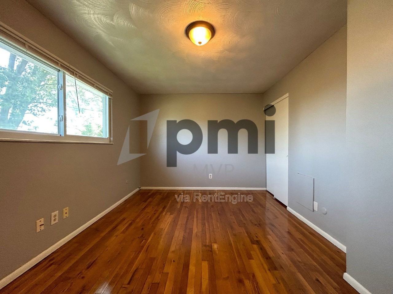 3029 Rotunda Ct S - Photo 6 of 26