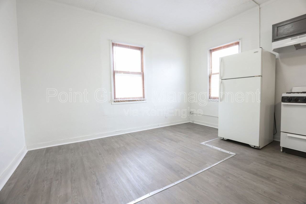102 N 38th Ave #4 - Photo 2 of 10