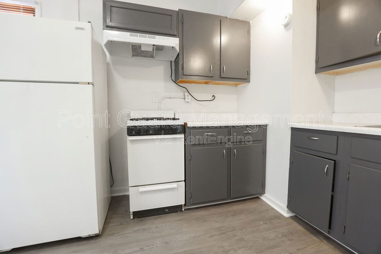 102 N 38th Ave #4 - Photo 3 of 10
