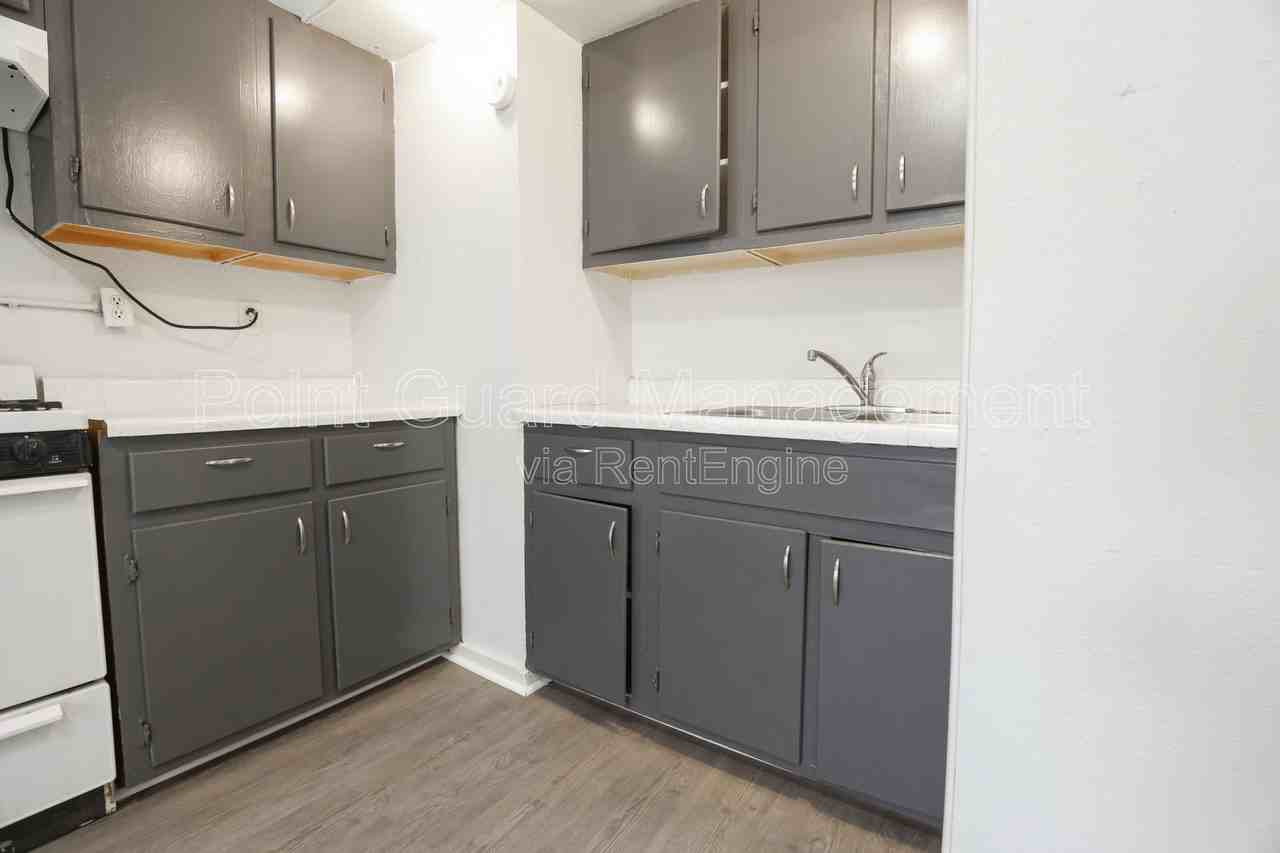 102 N 38th Ave #4 - Photo 4 of 10