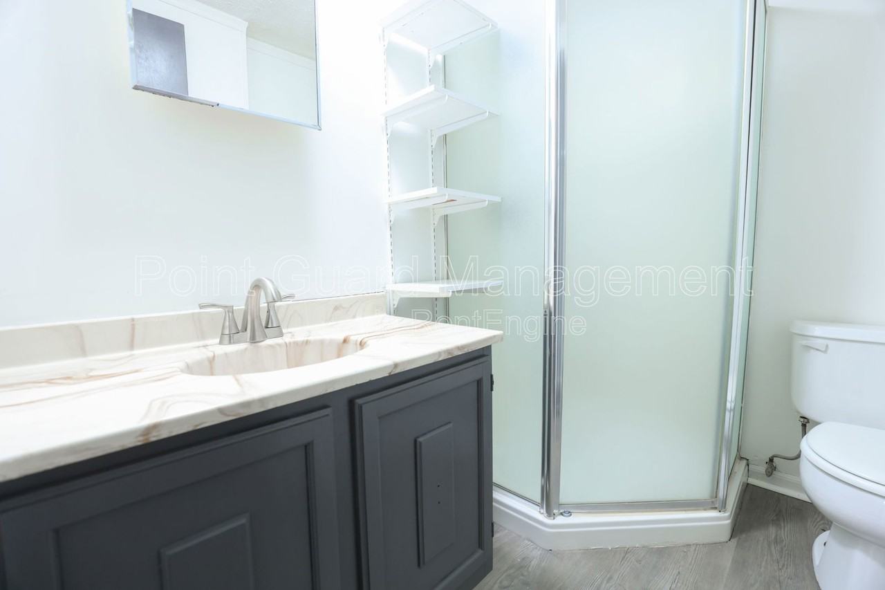 102 N 38th Ave #4 - Photo 6 of 10