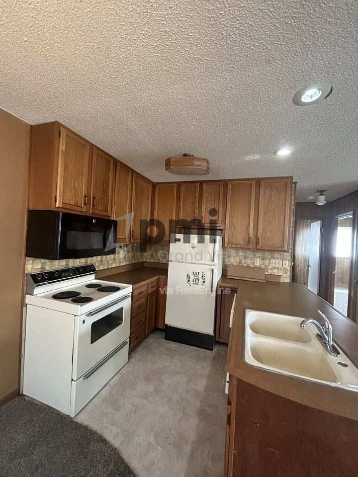 955 4th St #5 - Photo 3 of 16