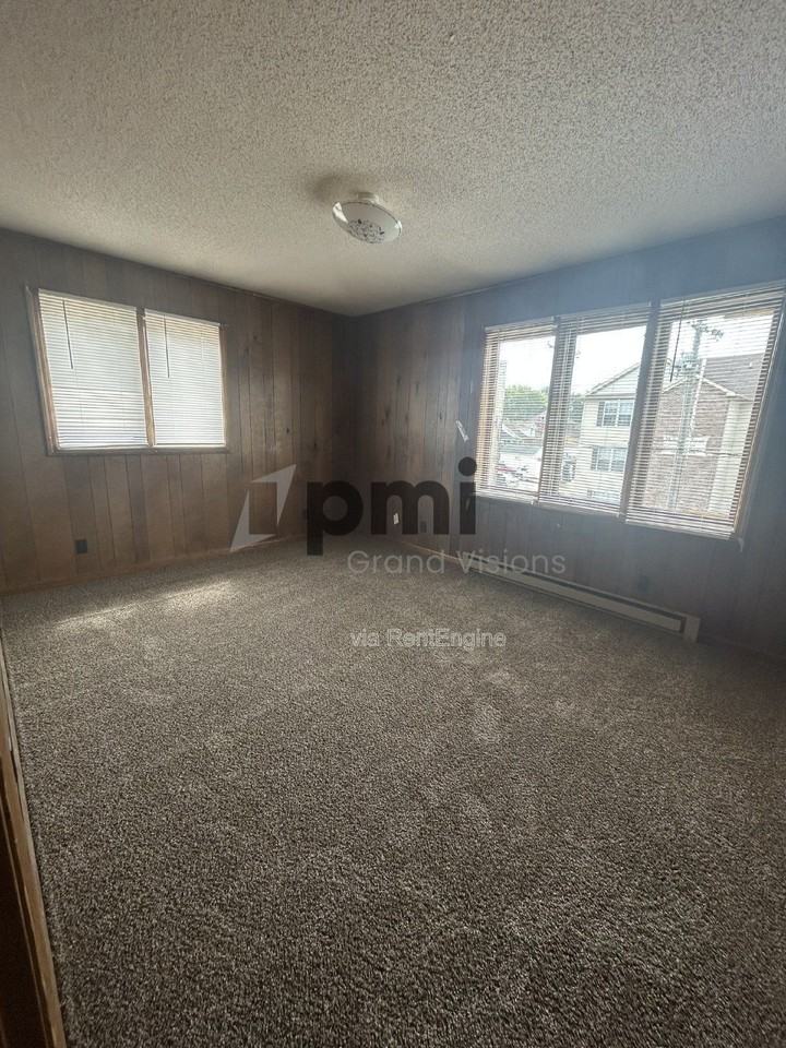 955 4th St #5 - Photo 6 of 16