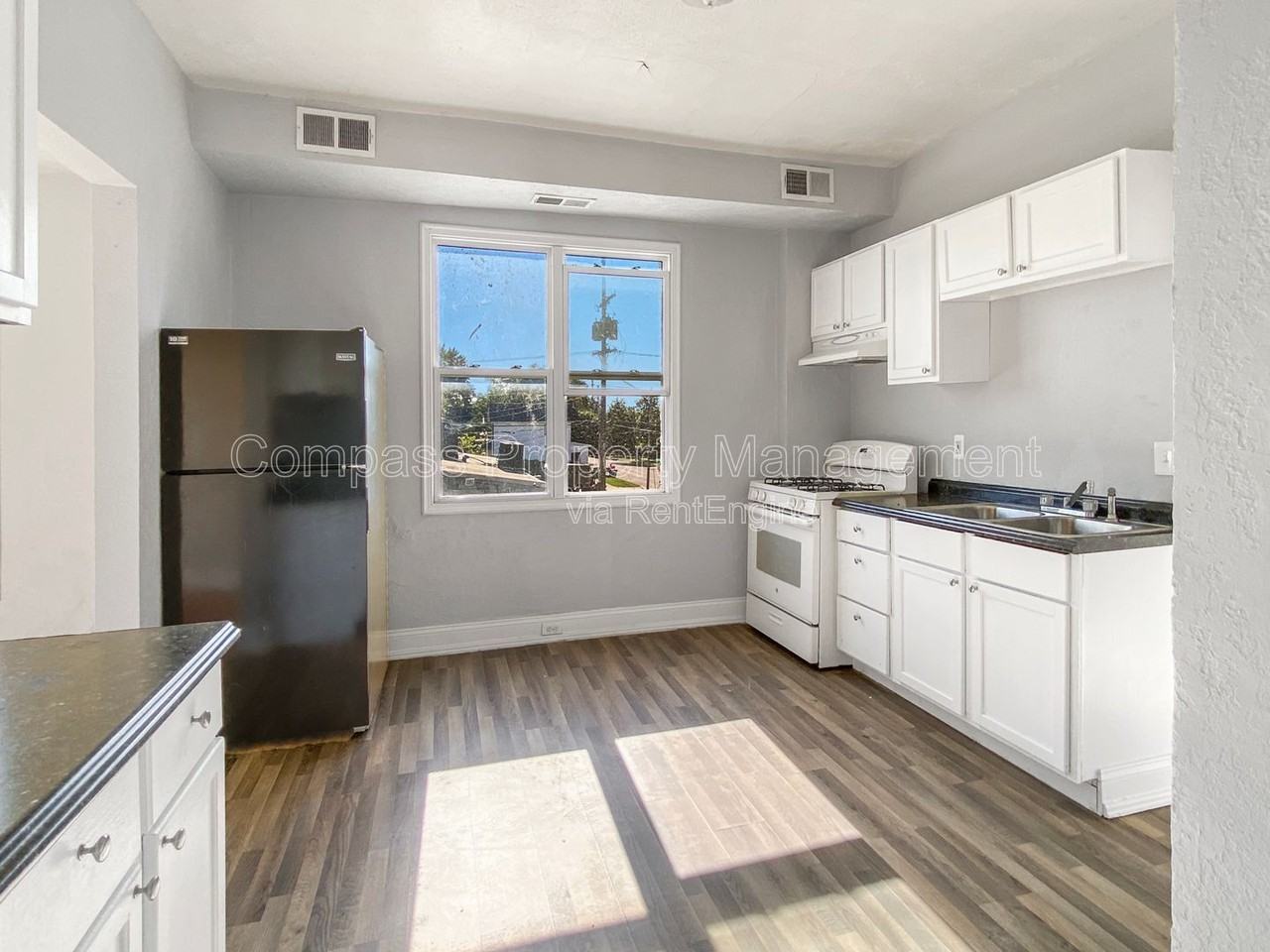 812 Butterworth St Sw #1 - Photo 3 of 5