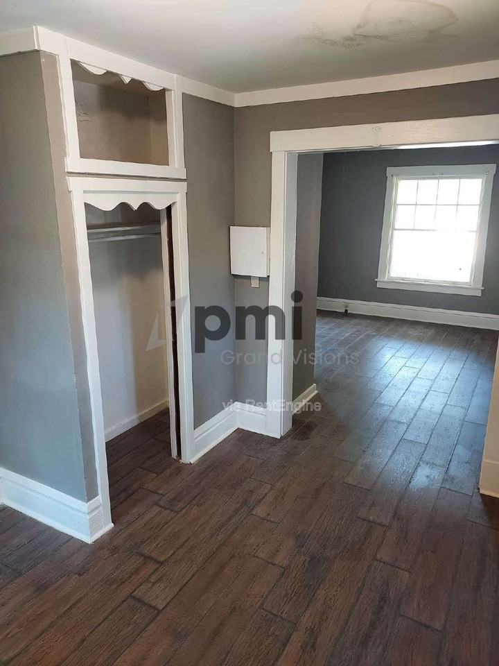 250 N College St #1 - Photo 4 of 21